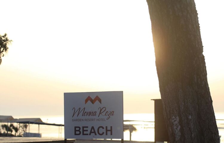 Monna Roza Beach