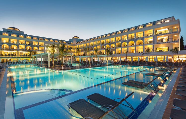 Karmir Hotel Resort & Spa