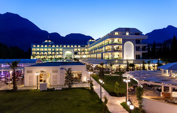 Karmir Hotel Resort & Spa