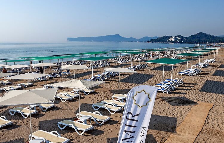 Karmir Hotel Resort & Spa