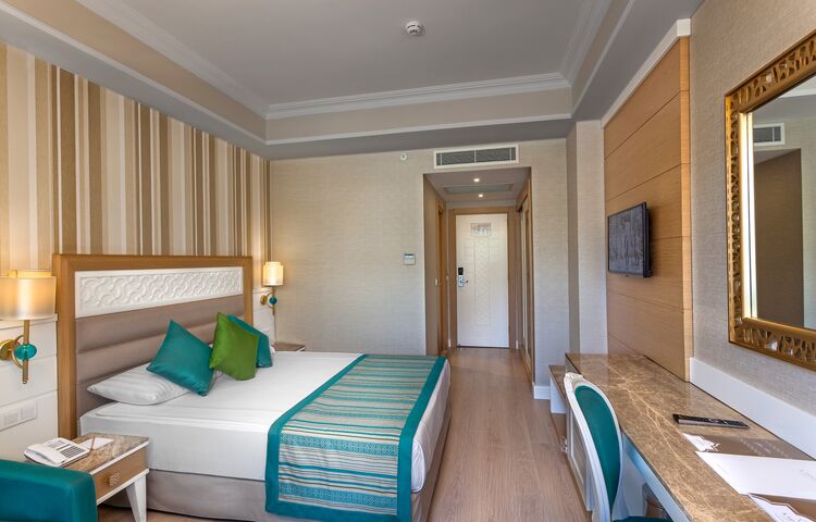 Karmir Hotel Resort & Spa