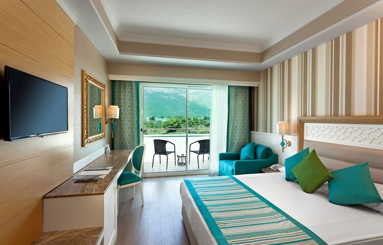 Karmir Hotel Resort & Spa