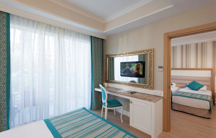 Karmir Hotel Resort & Spa