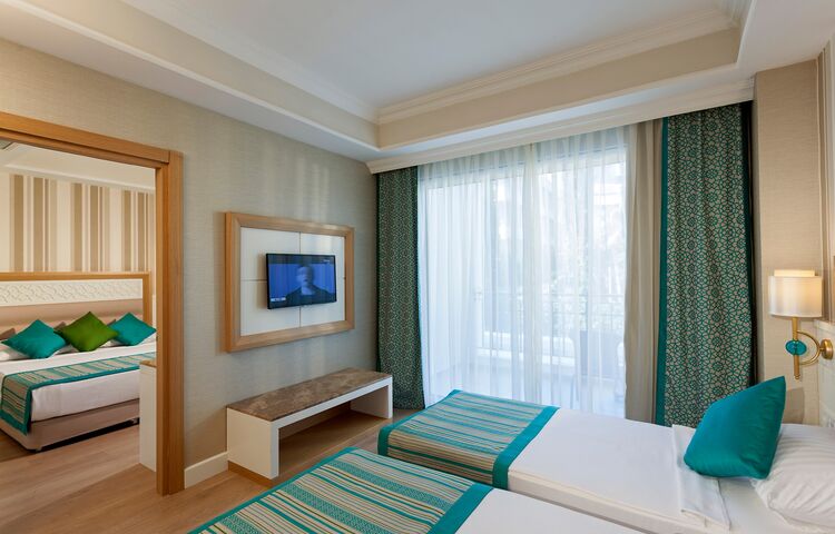 Karmir Hotel Resort & Spa
