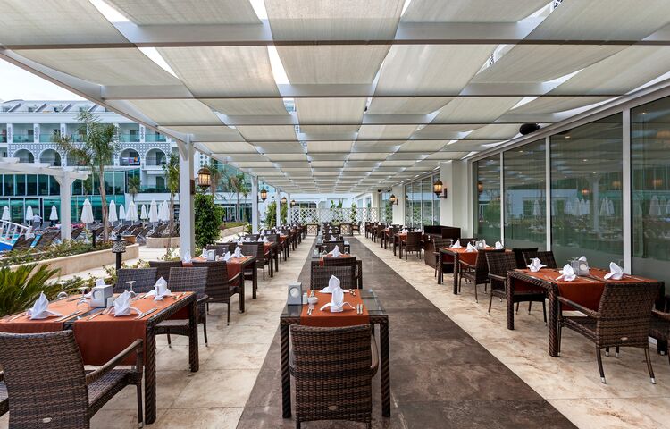 Karmir Hotel Resort & Spa