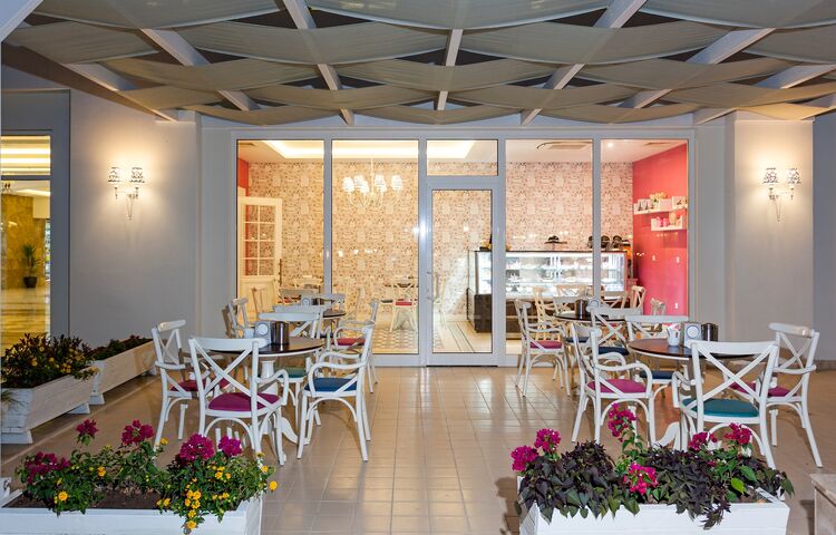 Karmir Hotel Resort & Spa
