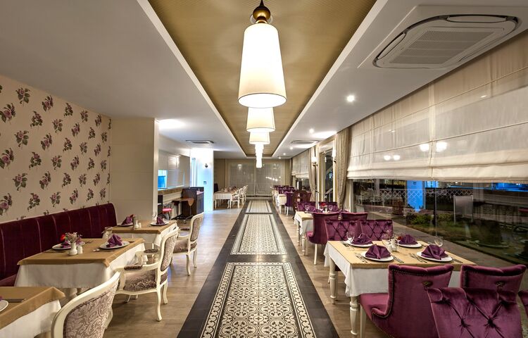 Karmir Hotel Resort & Spa