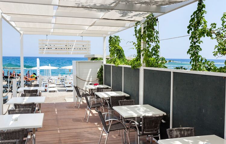 Karmir Hotel Resort & Spa