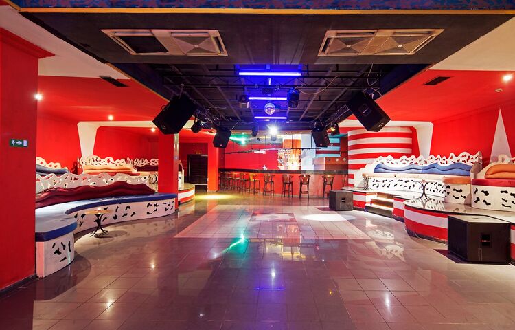 Larissa Sultans Beach