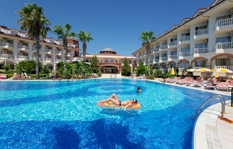 Larissa Sultans Beach