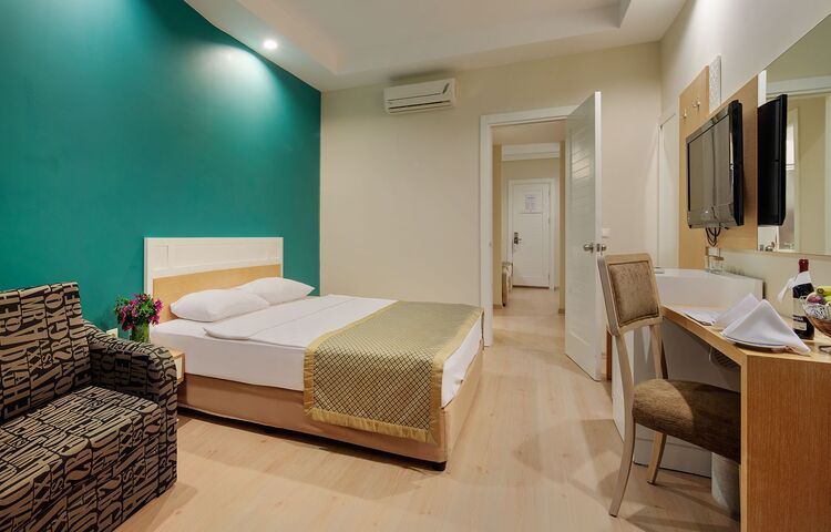 Crystal Green Bay Resort & SPA