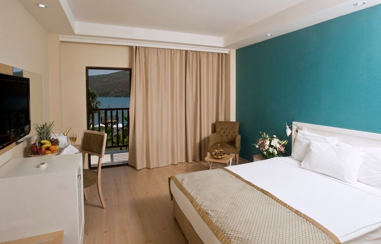 Crystal Green Bay Resort & SPA