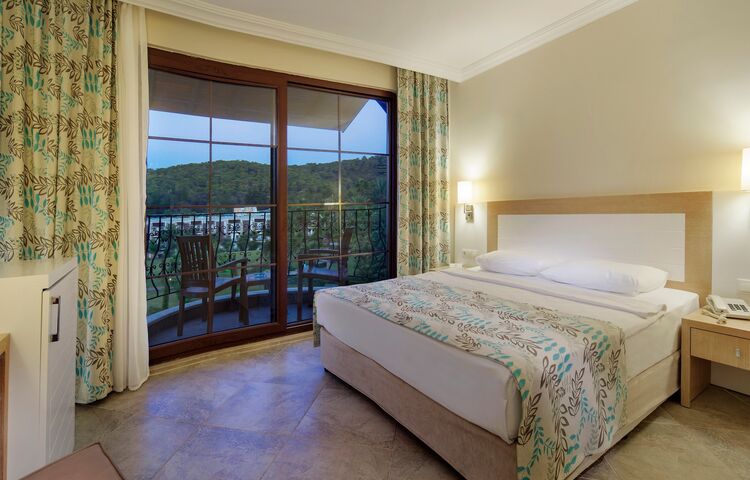 Crystal Green Bay Resort & SPA
