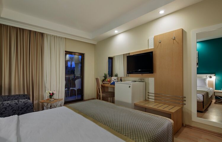 Crystal Green Bay Resort & SPA